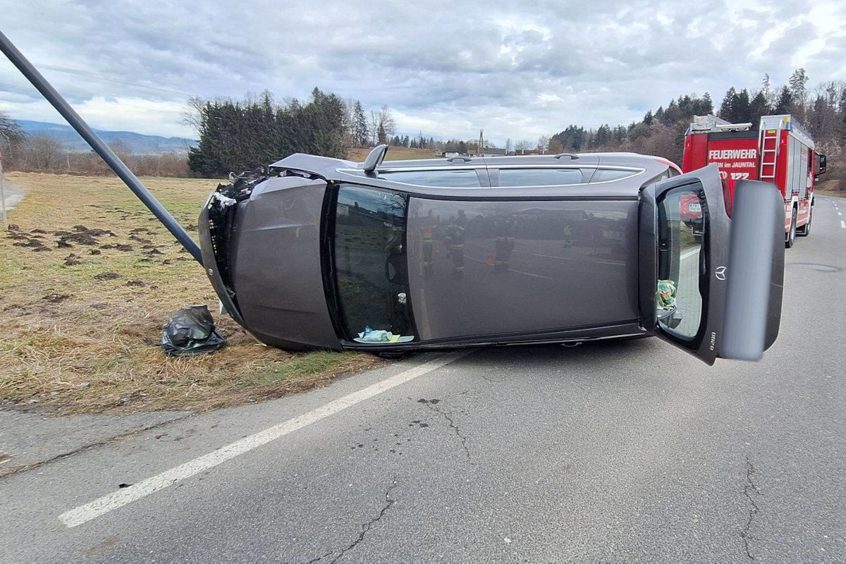 St. Kanzian – Auto kippt nach Unfall auf die Seite