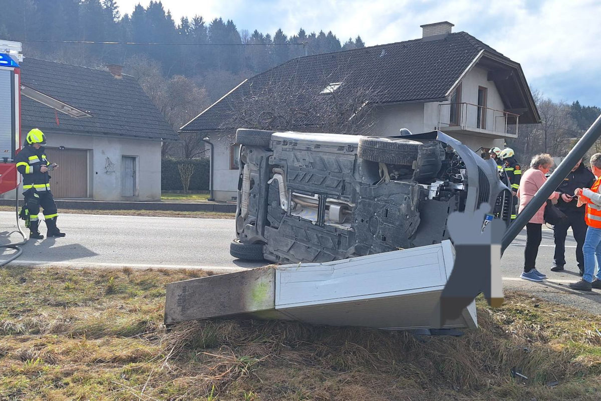 St. Kanzian – Auto kippt nach Unfall auf die Seite