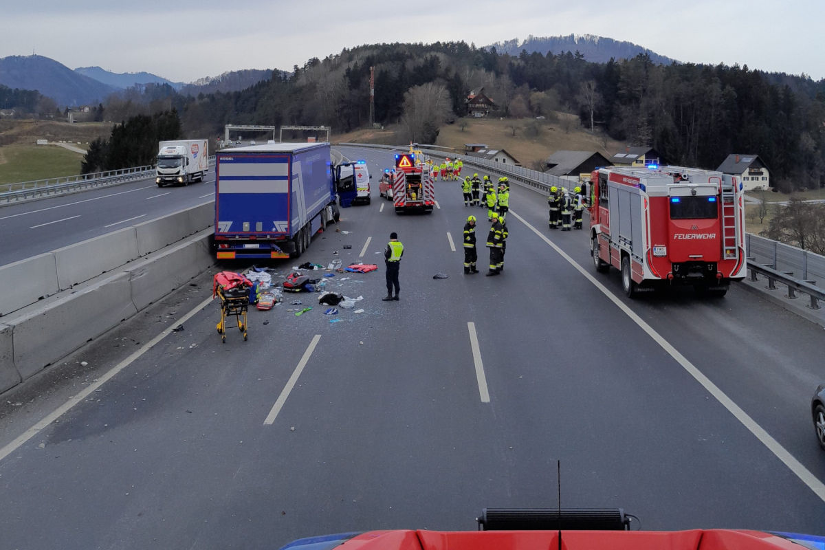 A9 Gratkorn – Lkw-Lenker bei Unfall aus Fahrerhaus geschleudert