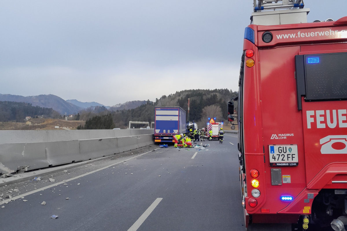 A9 Gratkorn – Lkw-Lenker bei Unfall aus Fahrerhaus geschleudert