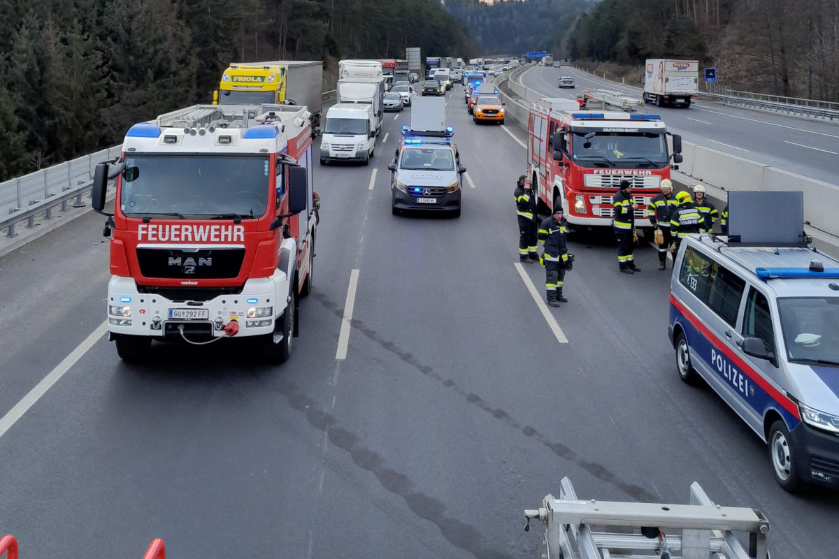 A9 Gratkorn – Lkw-Lenker bei Unfall aus Fahrerhaus geschleudert
