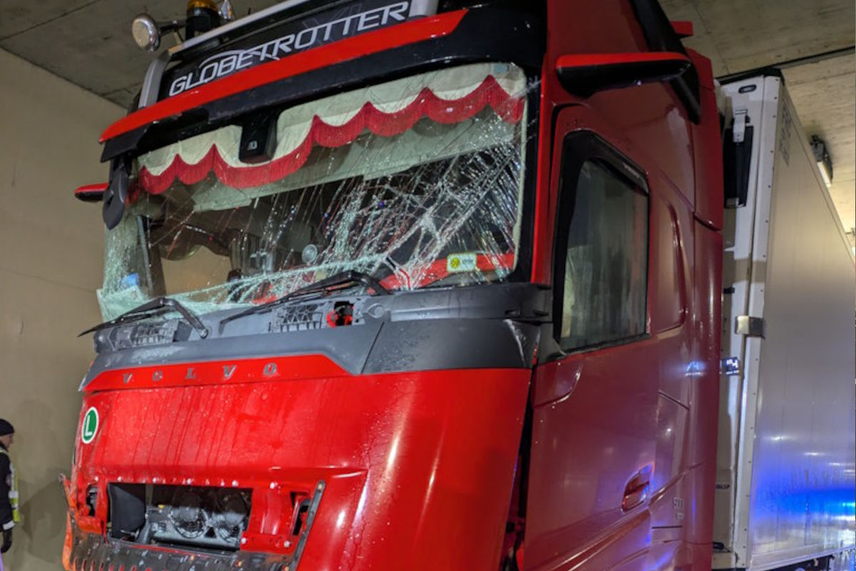 Unfall bei Eibesbrunn – Lkw prallt gegen Tunnelwand auf A5