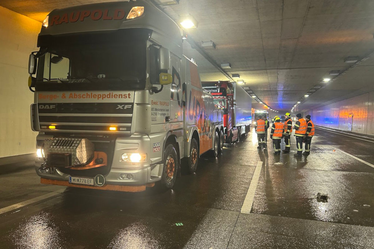 Unfall bei Eibesbrunn – Lkw prallt gegen Tunnelwand auf A5