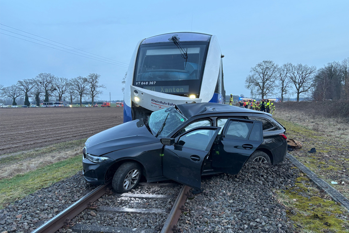 Alpen – Autofahrer nach Unfall mit Regionalbahn schwer verletzt
