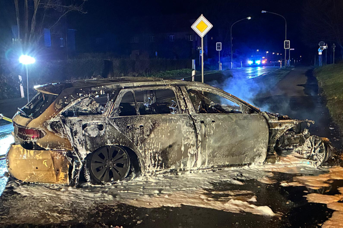 Bedburg-Hau – Taxi gerät während Fahrt in Brand