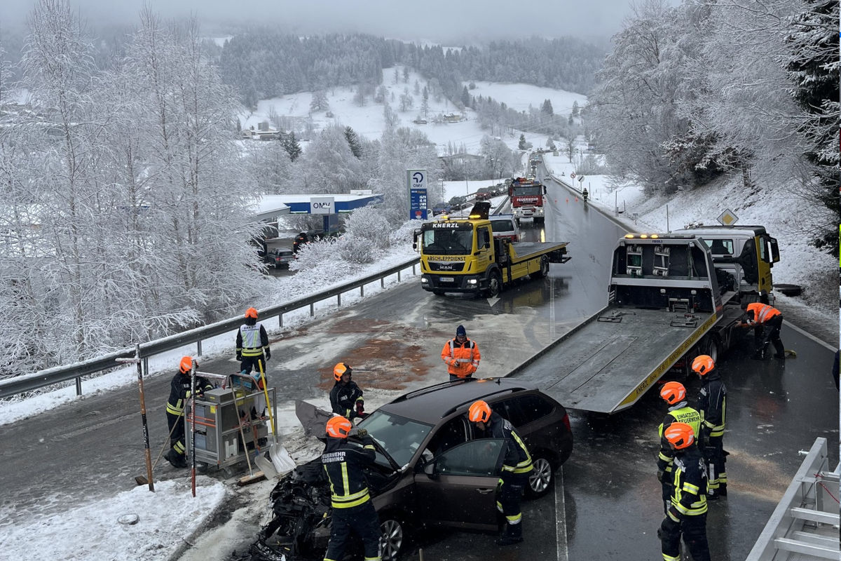 Mitterberg-Sankt Martin – Unfall auf schneeglatter Fahrbahn