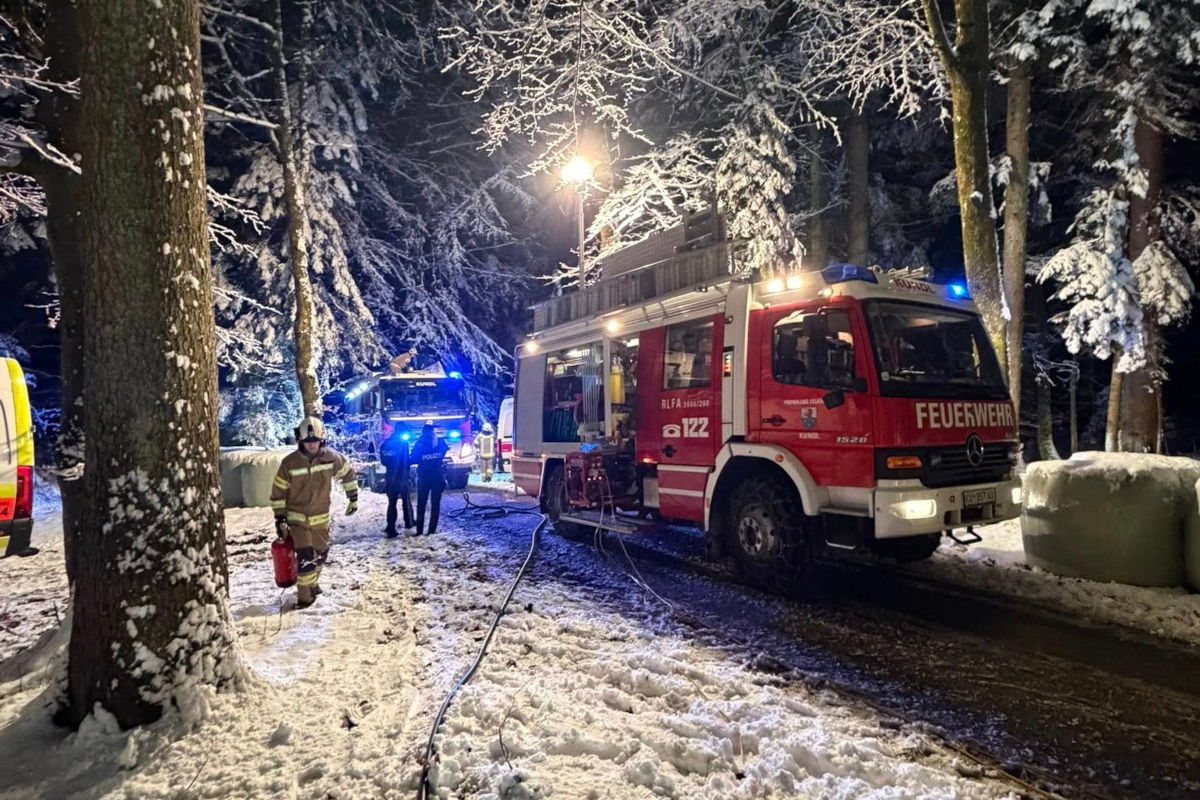 Breitenbach am Inn – Auto überschlägt sich bei Unfall im Wald