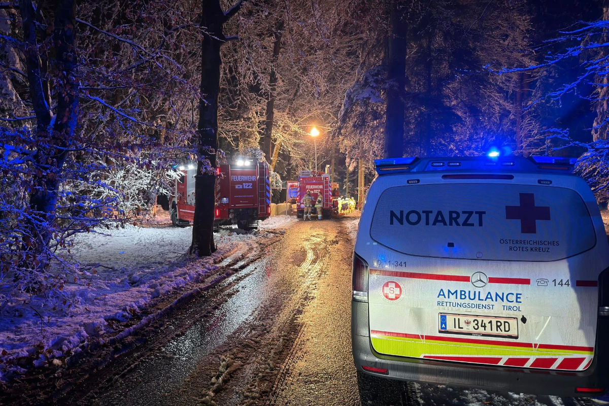 Breitenbach am Inn – Auto überschlägt sich bei Unfall im Wald