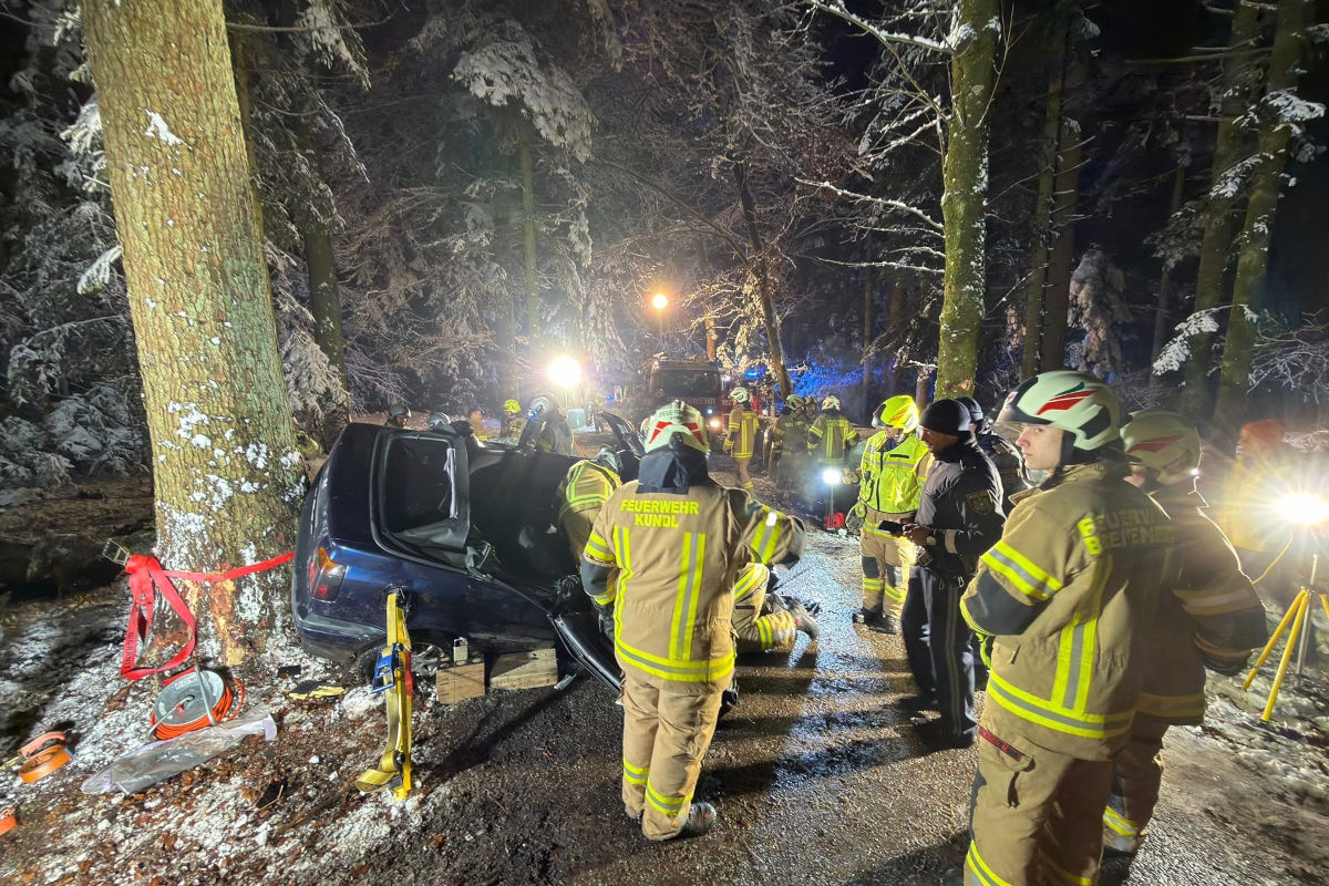 Breitenbach am Inn – Auto überschlägt sich bei Unfall im Wald