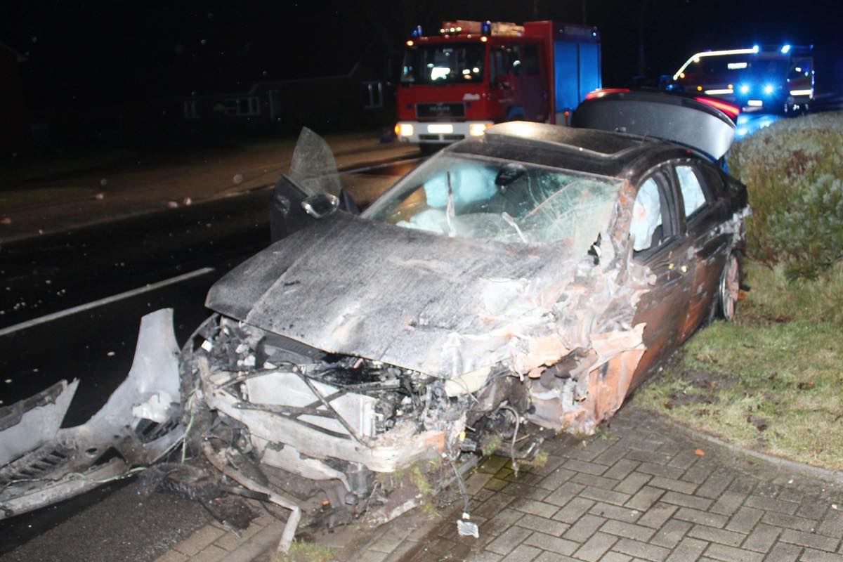 Weener – Betrunkener Autofahrer reißt bei Unfall Hauswand ein