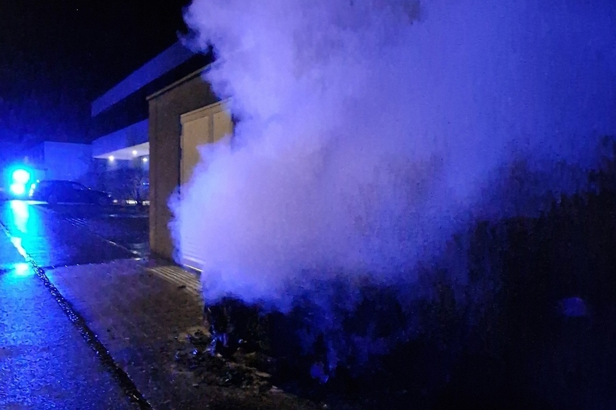 Hohenems – Container brennt neben Schulgebäude