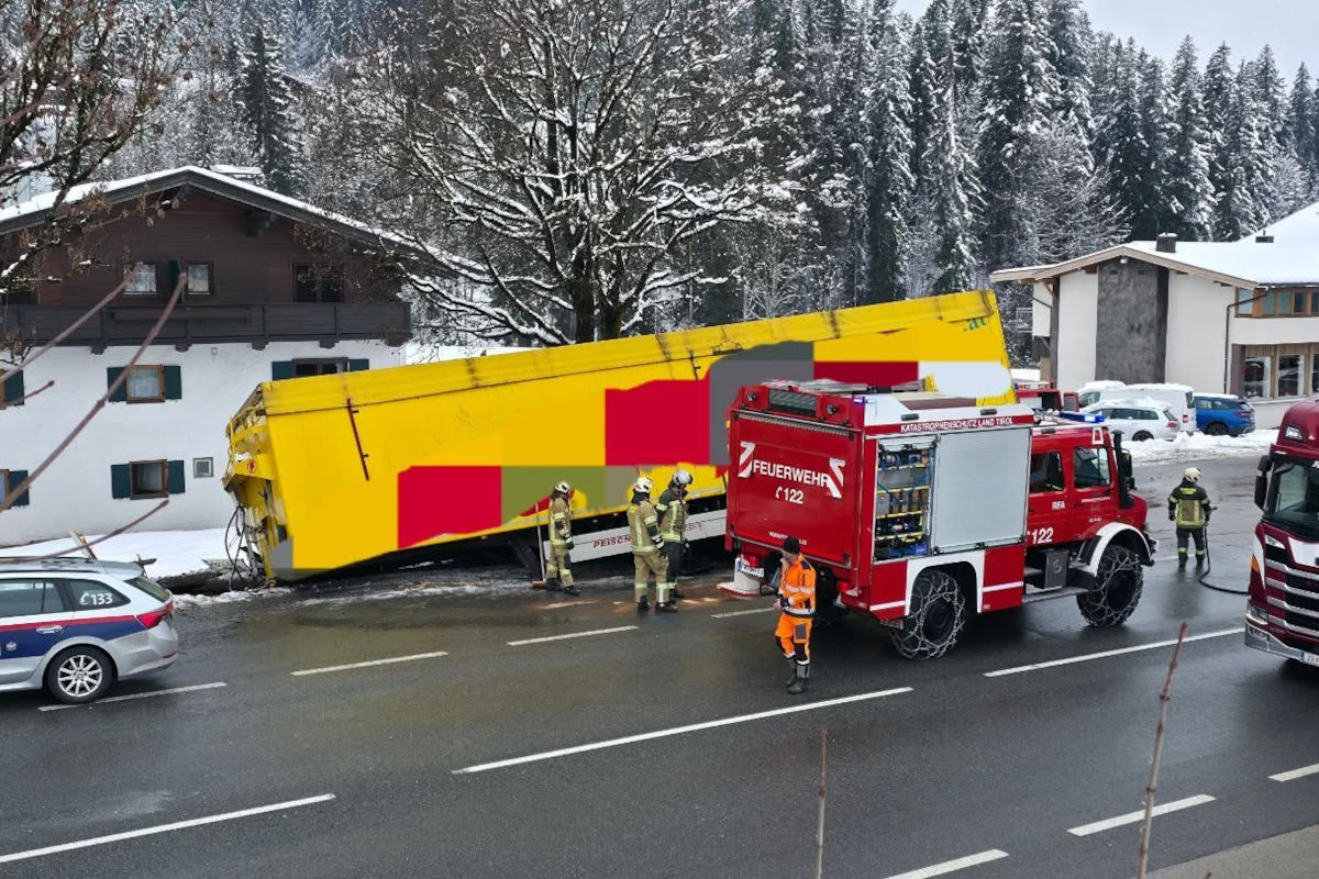 Unfall in Ellmau – Sattelauflieger reißt Bushaltestelle um
