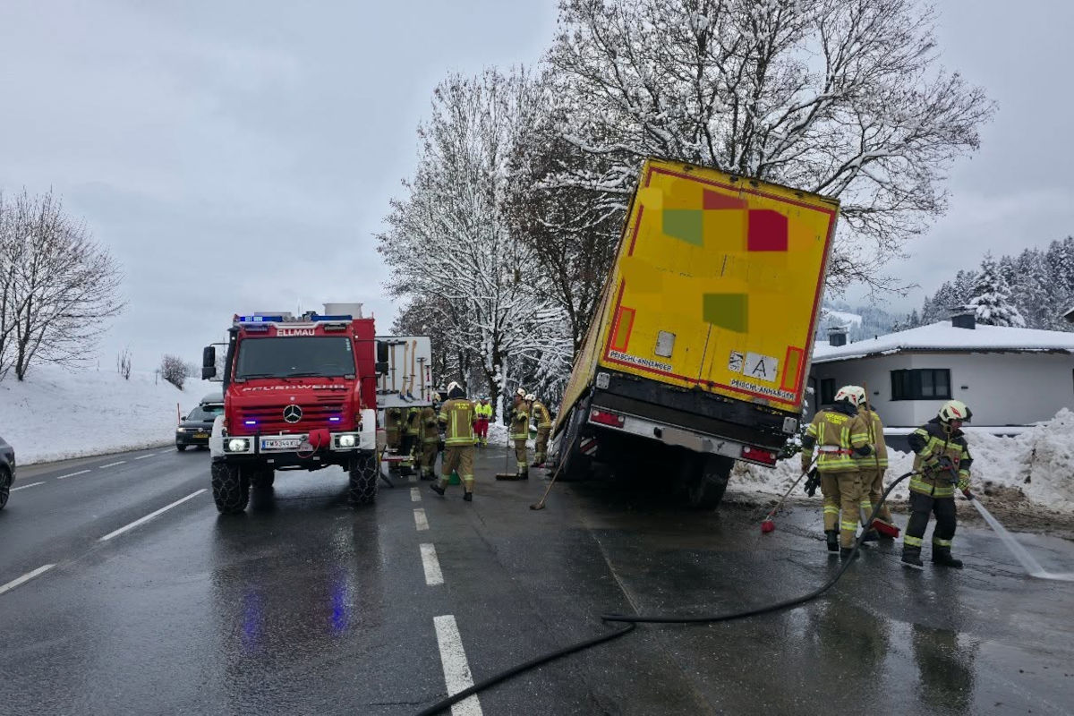 Unfall in Ellmau – Sattelauflieger reißt Bushaltestelle um