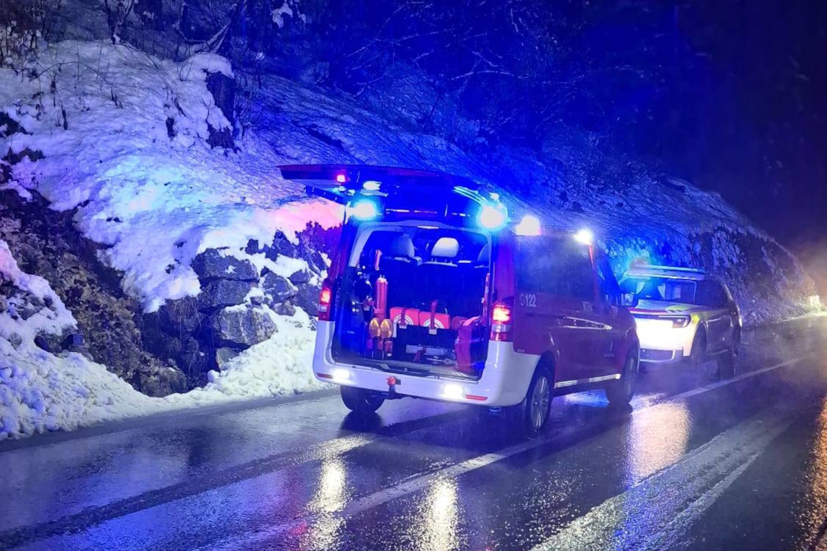 Eben am Achensee – Pkw prallt bei Unfall gegen Felswand