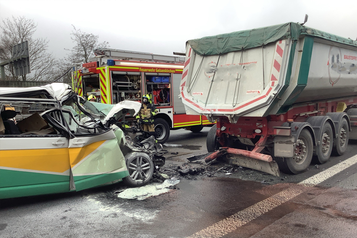 Gelsenkirchen – Schwerer Auffahrunfall von Transporter und Lkw