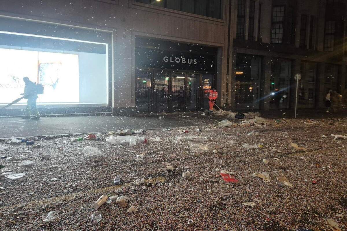 Reinigung am Marktplatz Globus