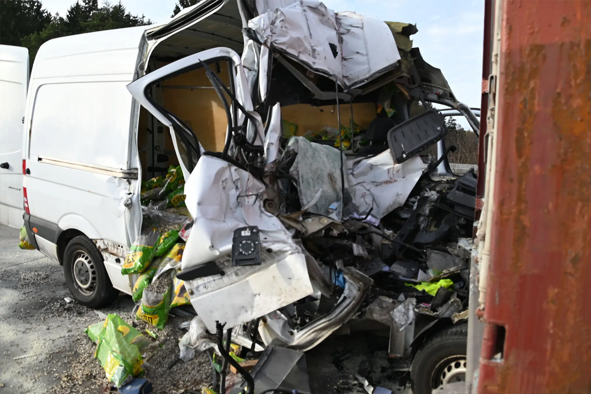 A7 Toppenstedt – Beifahrer stirbt bei Auffahrunfall am Stauende