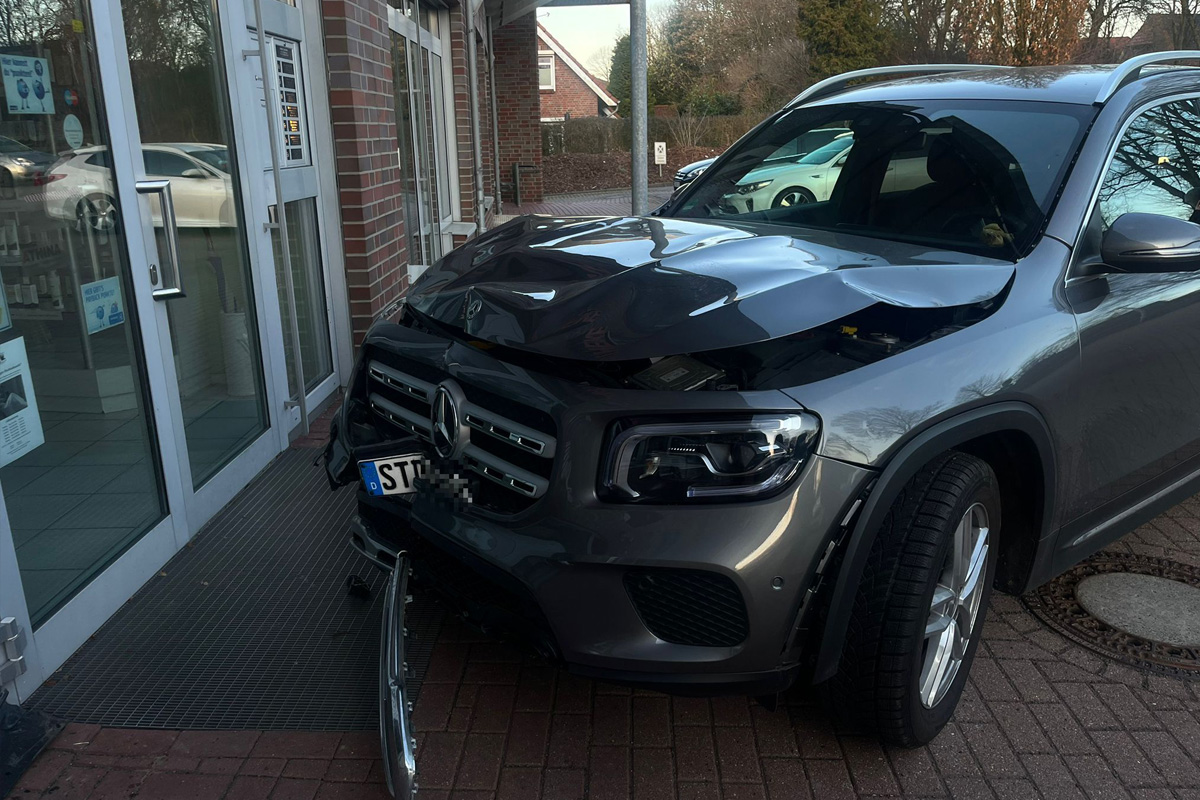 Harsefeld – Senior fährt mit SUV gegen Eingang einer Apotheke