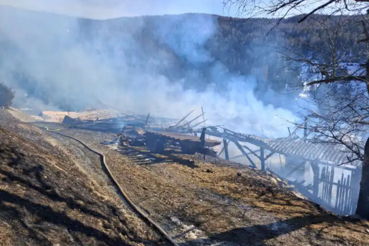 Gnesau – Stallgebäude brennt vollständig nieder