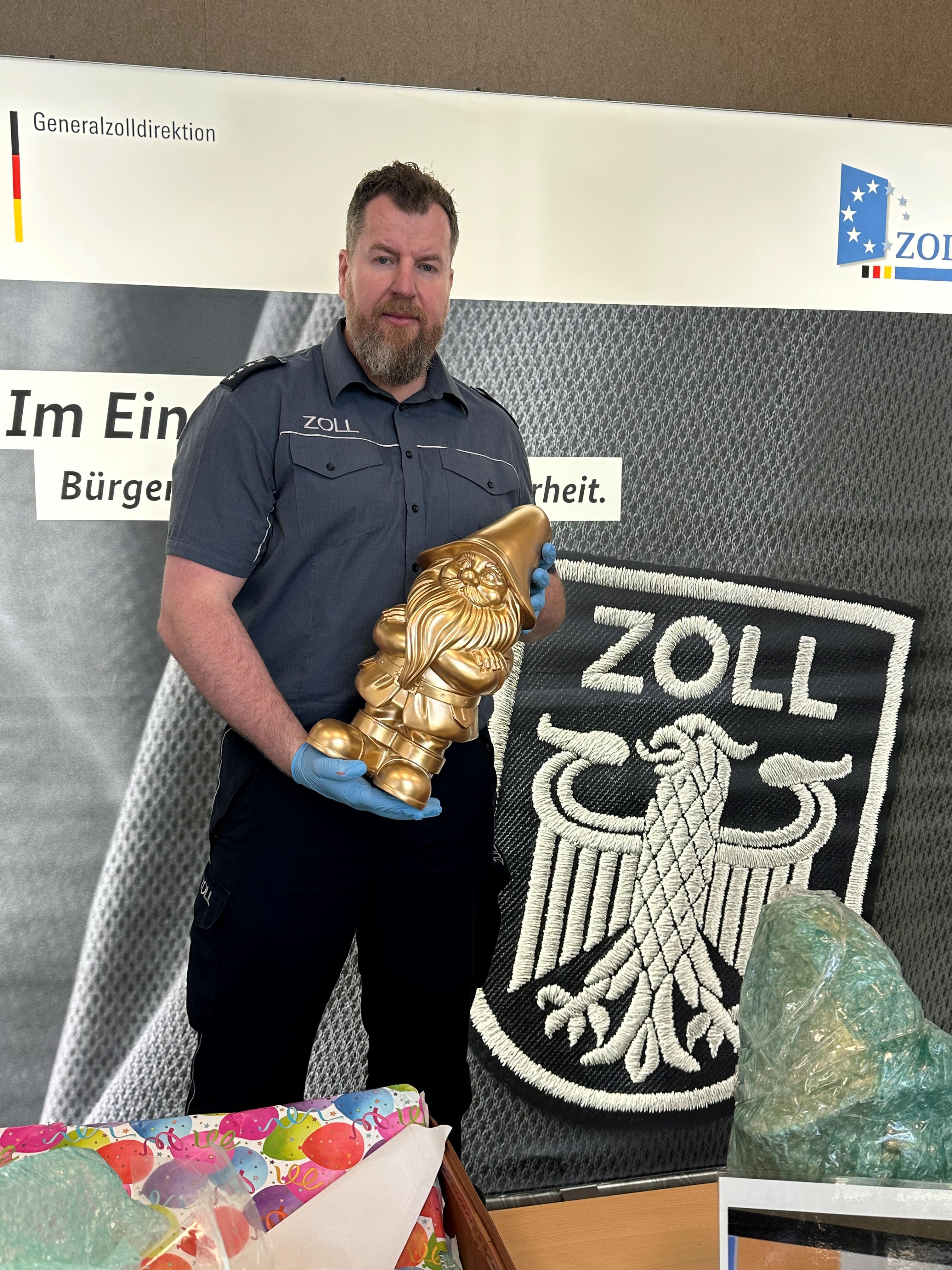 Zoll Köln sichert 58 kg Ketamin in Gartenzwergen und Taxi