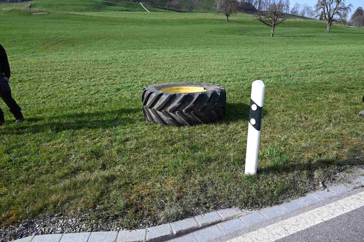 Zuckenriet SG – Traktorreifen rollt auf Gegenfahrbahn
