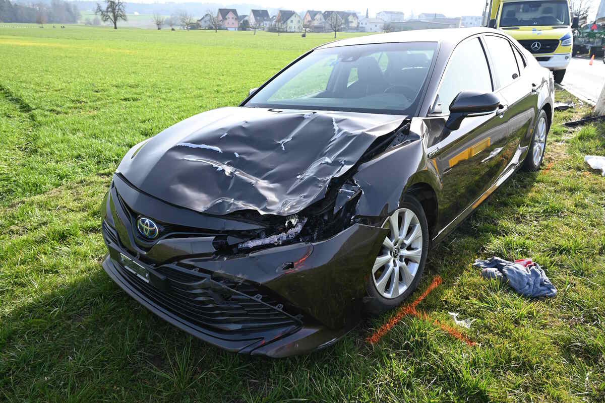 Zuckenriet SG – Traktorreifen rollt auf Gegenfahrbahn