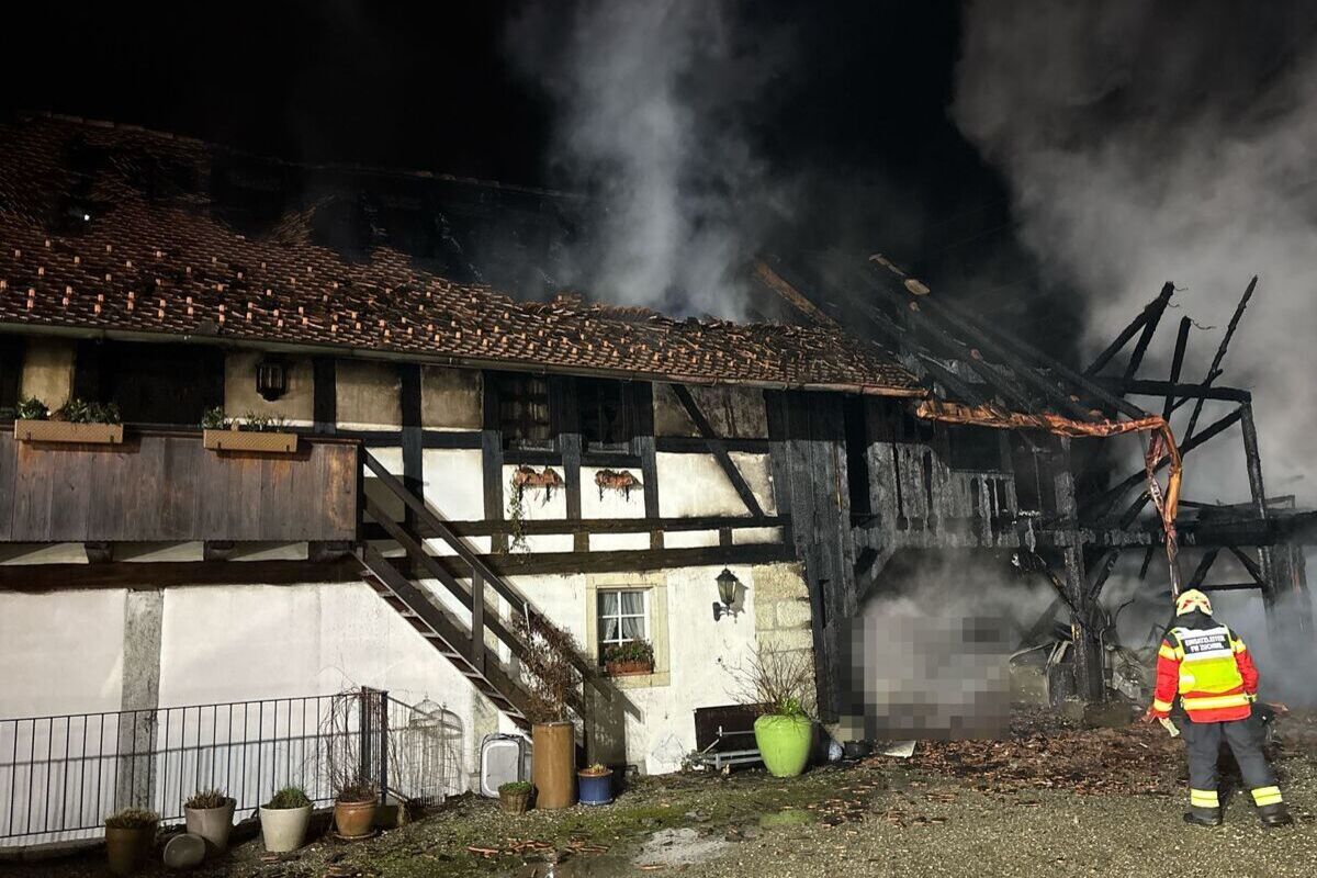 Nebengebäude nach Brand stark beschädigt 