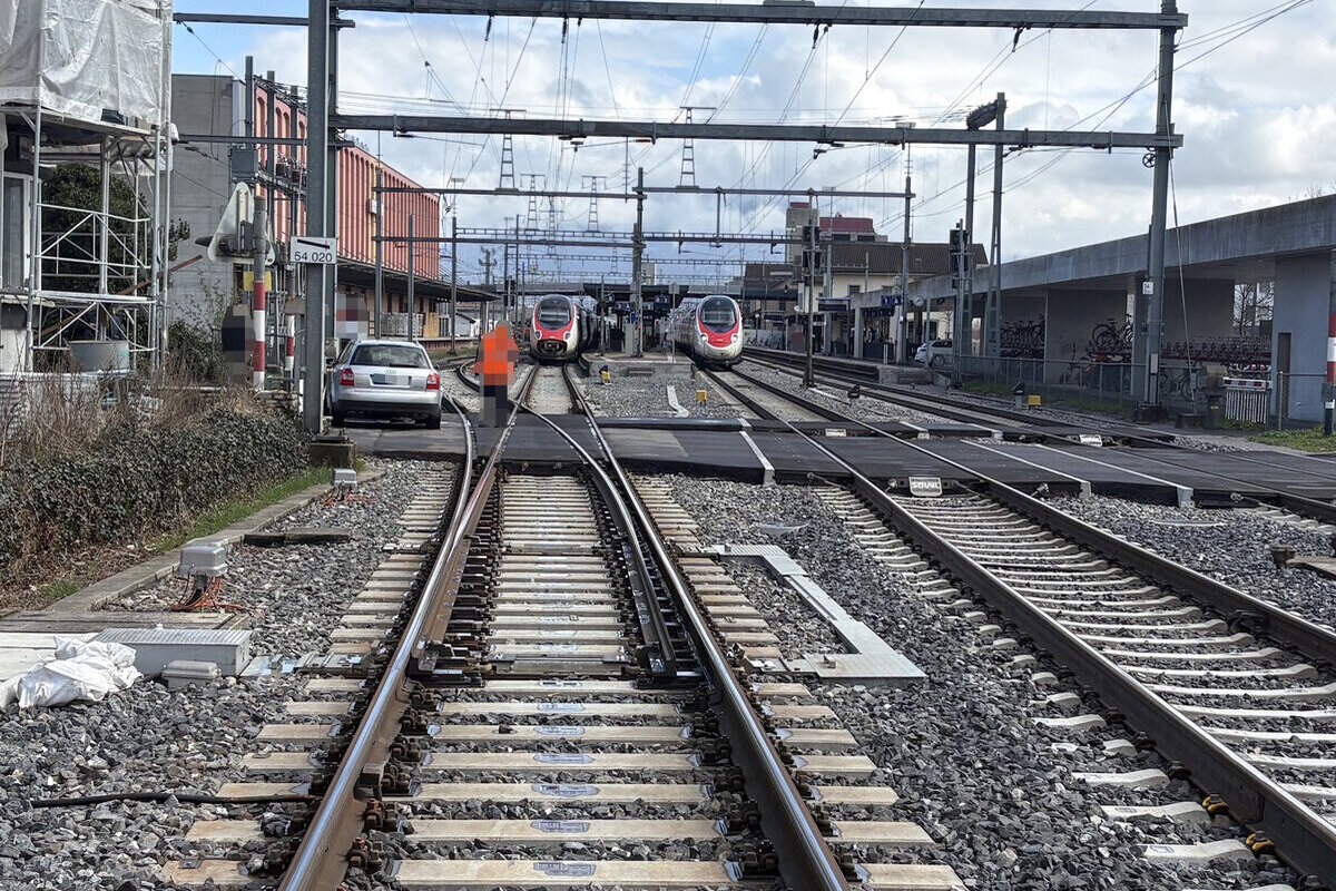 St. Margrethen SG – Auto bleibt auf Bahnübergang stecken