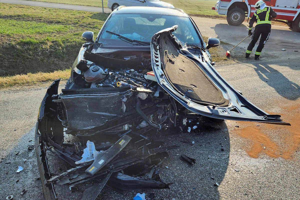 Karlstein an der Thaya – Zwei Verletzte nach Unfall mit Überschlag