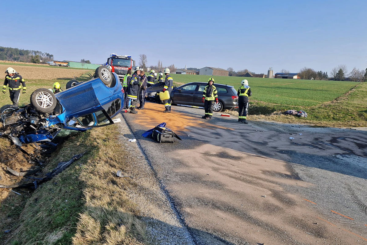 Karlstein an der Thaya – Zwei Verletzte nach Unfall mit Überschlag