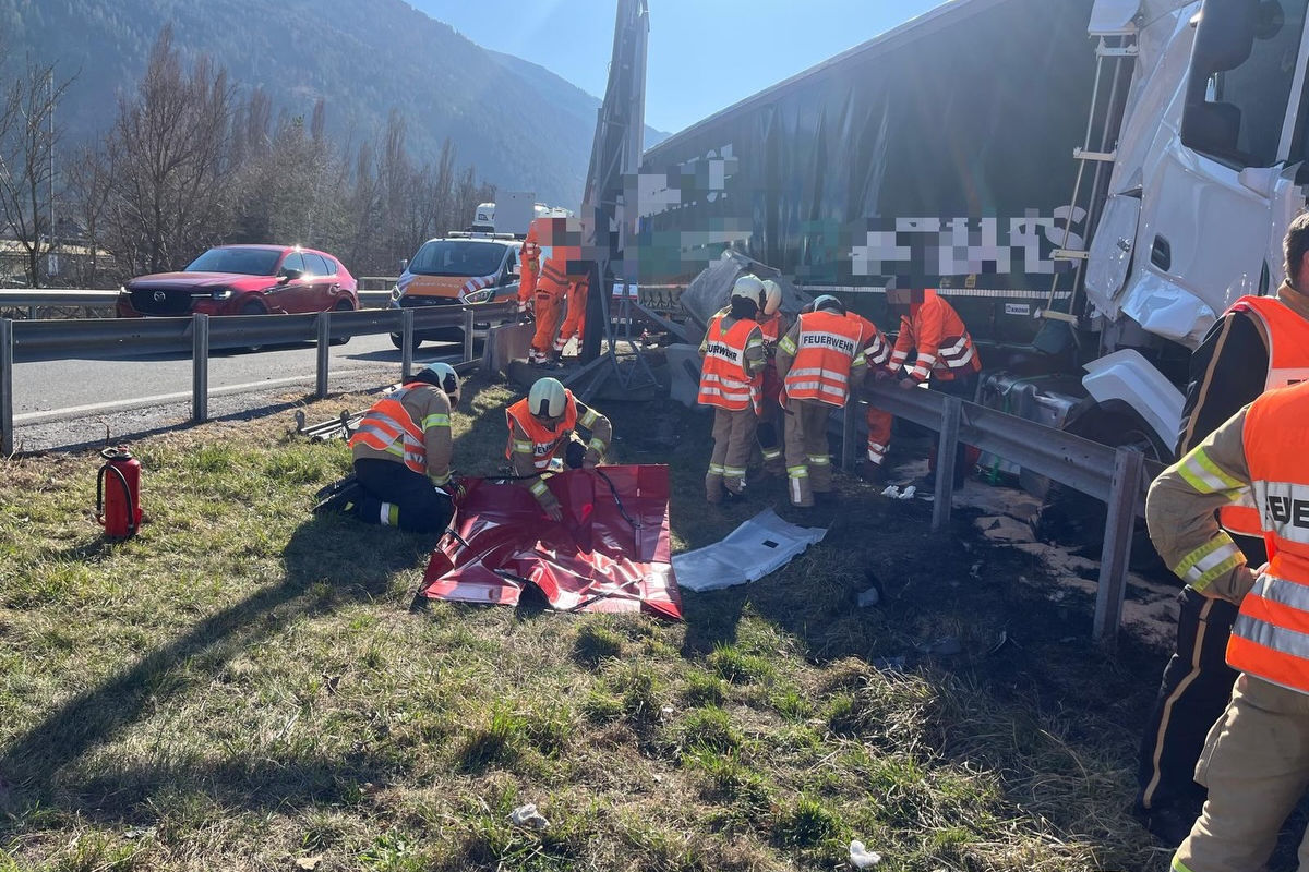 Silz – Lkw prallt gegen Aufpralldämpfer auf Autobahn A12