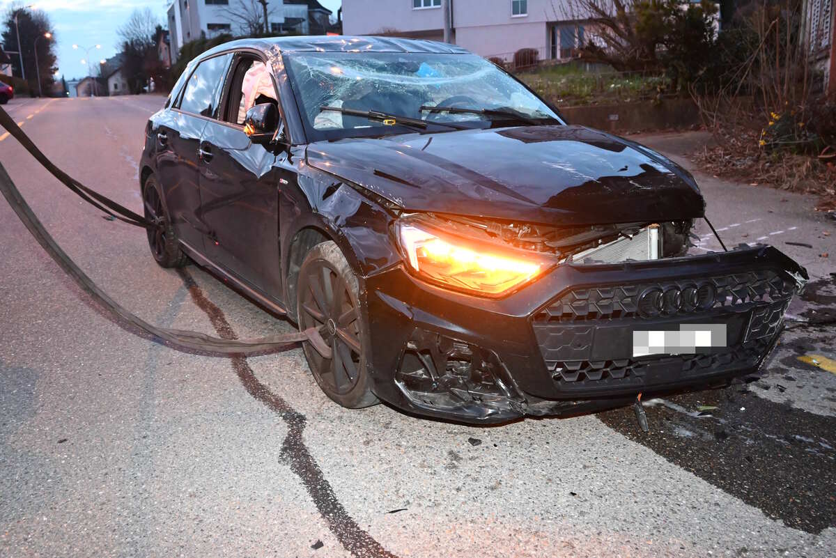 Niederuzwil SG – Auto überschlägt sich bei Unfall