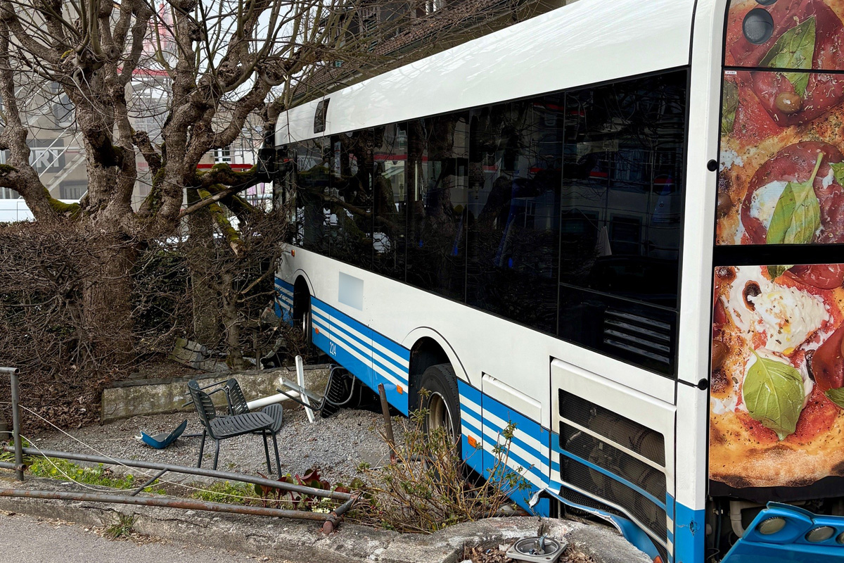 Münchwilen TG - Linienbus fährt nach Unfall in Bäckerei