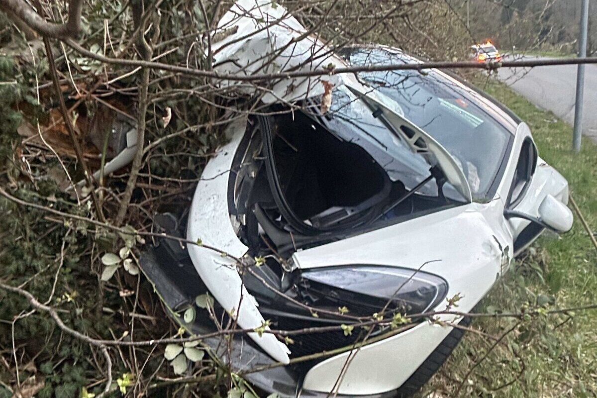 Leibstadt AG – McLaren kracht bei Unfall gegen Baum