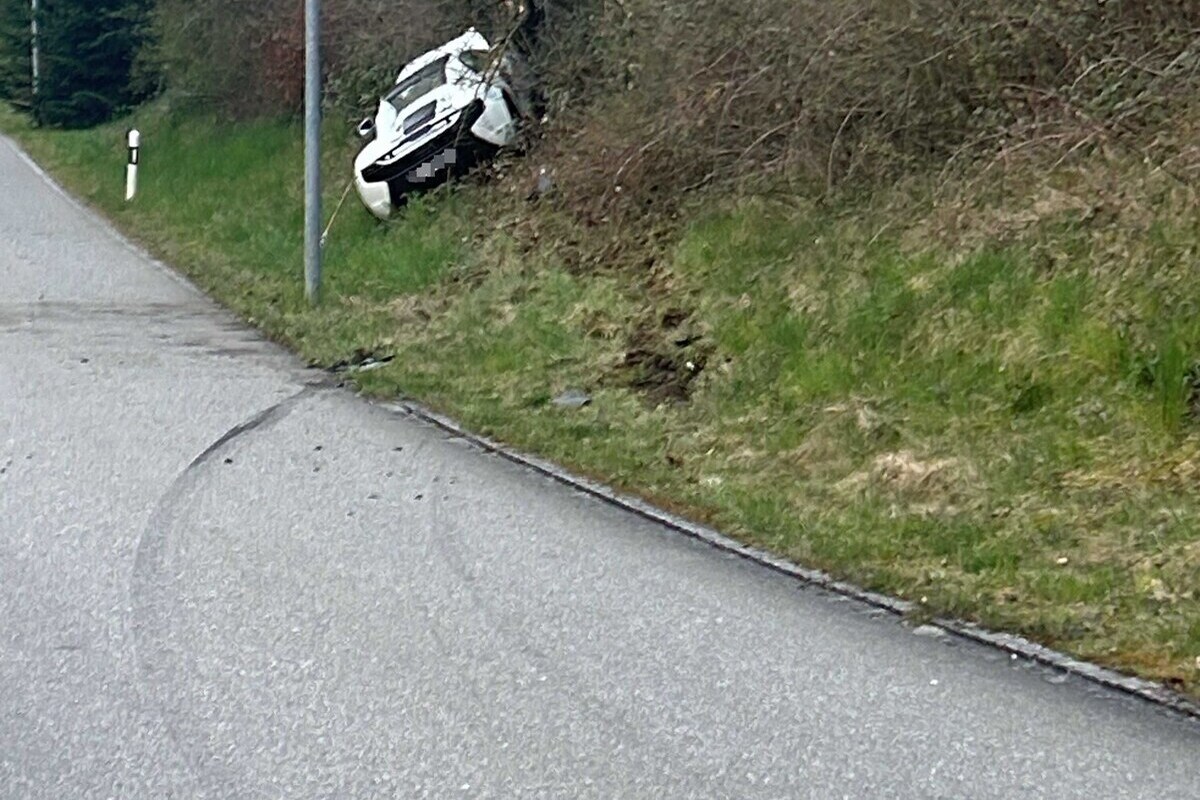 Leibstadt AG – McLaren kracht bei Unfall gegen Baum