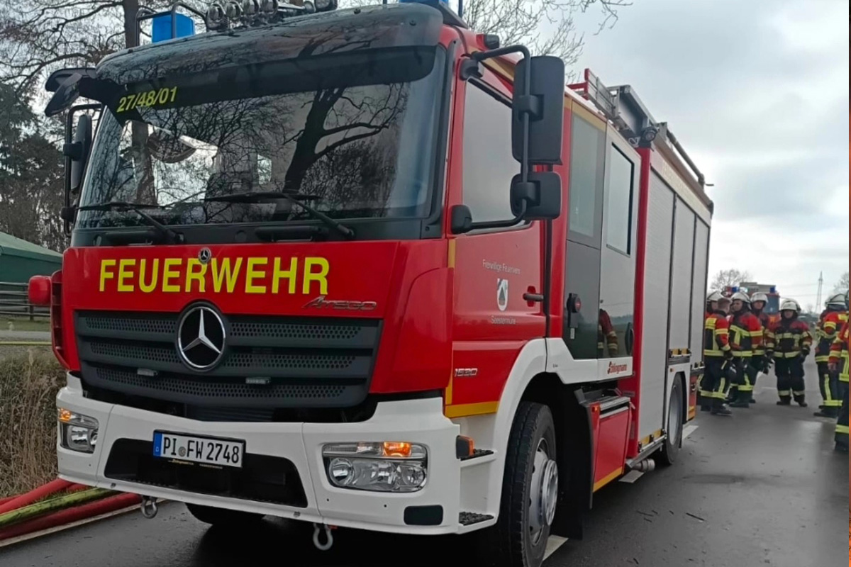 Seester – Reetdachhaus brennt nieder – Pferdeklinik gerettet