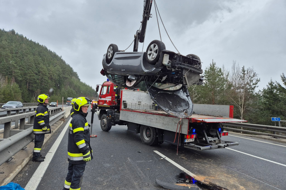 Edlitz – Pkw überschlägt sich auf A2