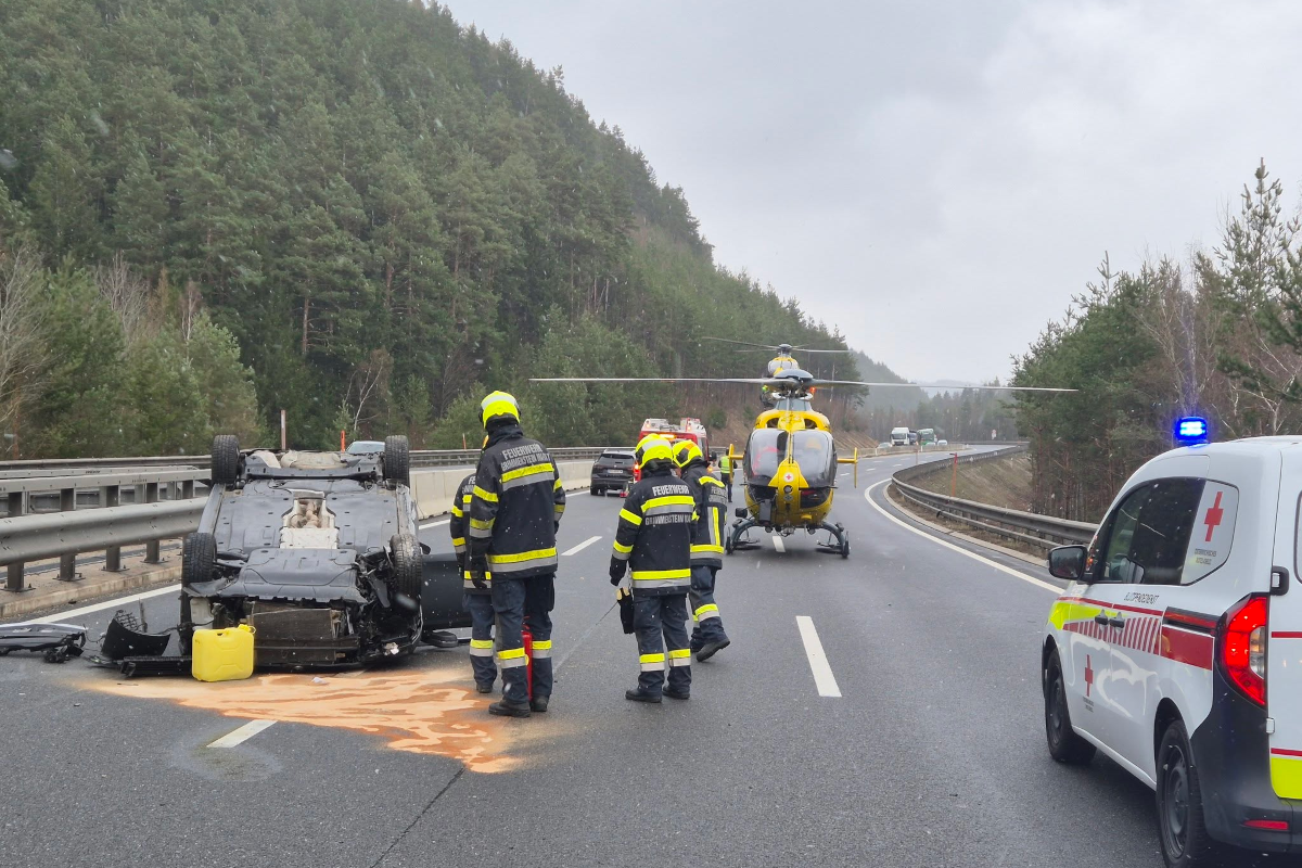 Edlitz – Pkw überschlägt sich auf A2
