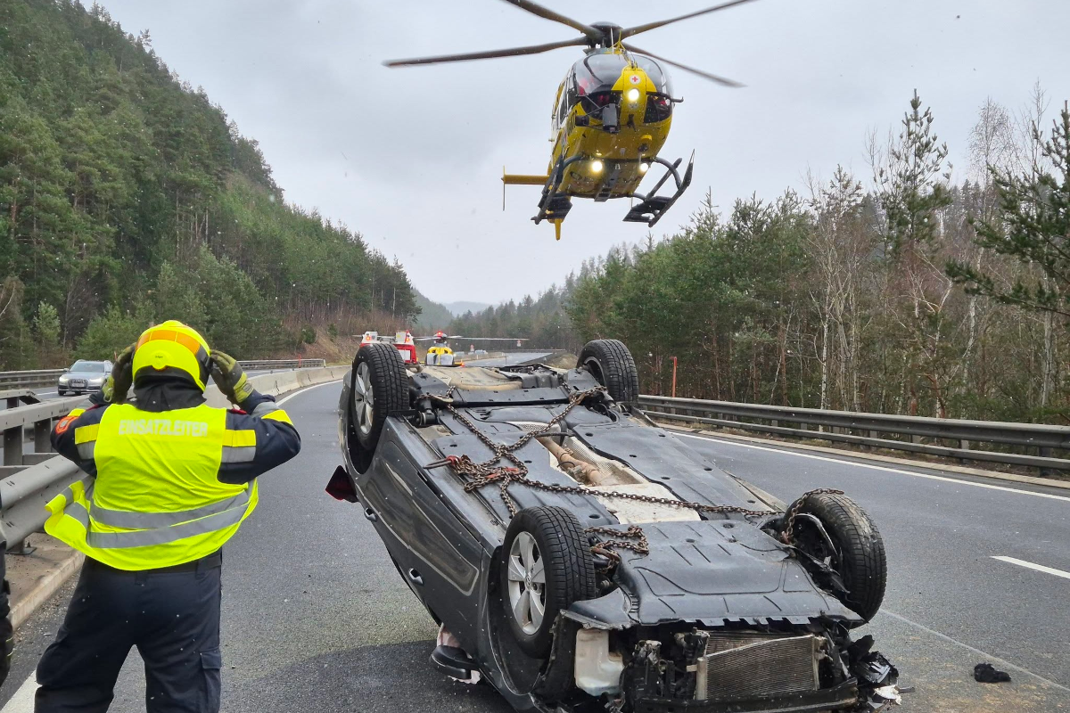 Edlitz – Pkw überschlägt sich auf A2