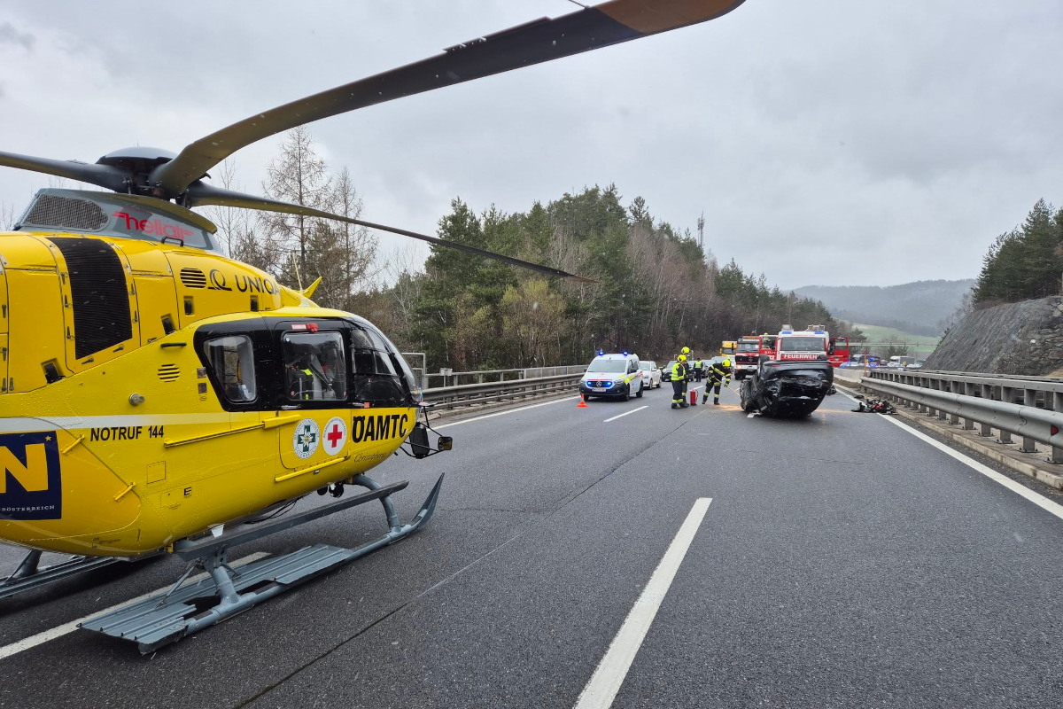 Edlitz – Pkw überschlägt sich auf A2