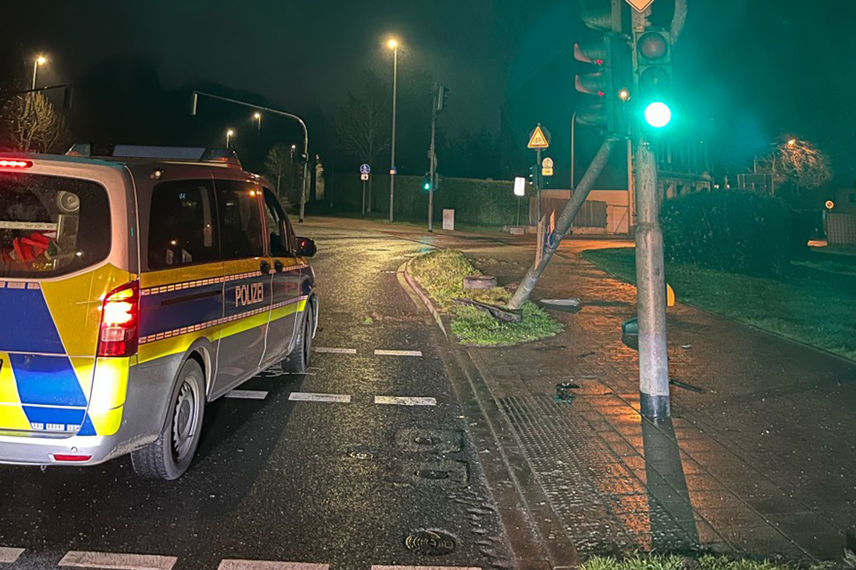 Mönchengladbach – Diensthund stellt flüchtigen Fahrer nach Unfall