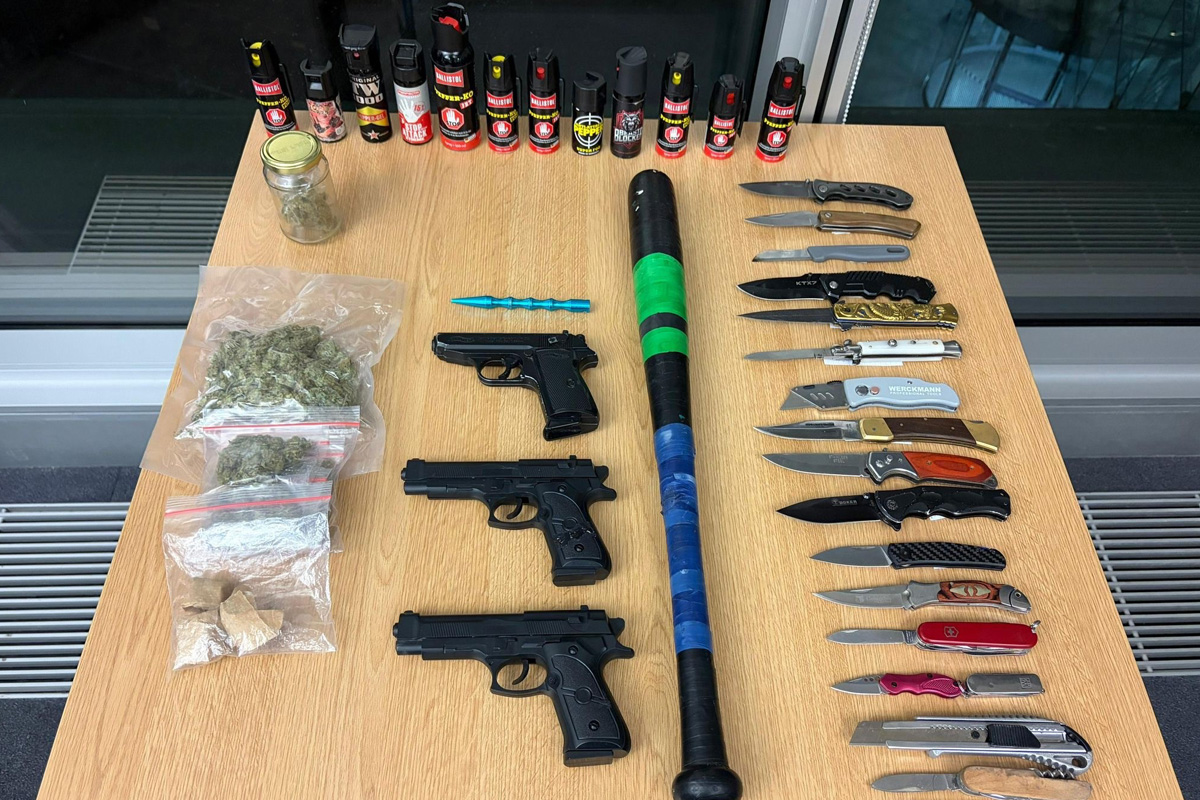 Köln – Bundespolizei findet zahlreiche verbotene Gegenstände