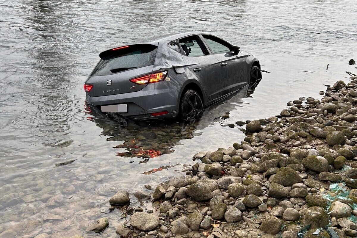 Bremgarten AG – Auto stürzt bei Unfall in Reuss