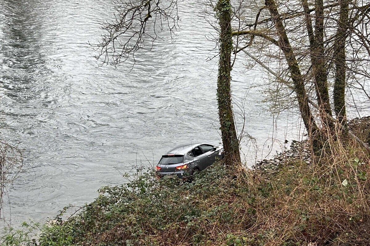 Bremgarten AG – Auto stürzt bei Unfall in Reuss