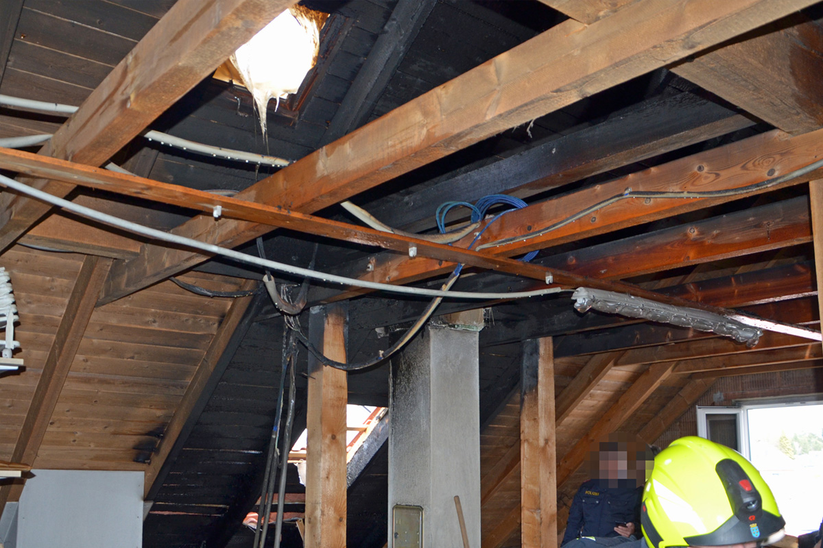 Heinreichs – Feuerwehren bekämpfen Brand im Dachstuhl