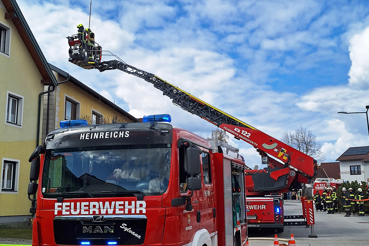 Heinreichs – Feuerwehren bekämpfen Brand im Dachstuhl