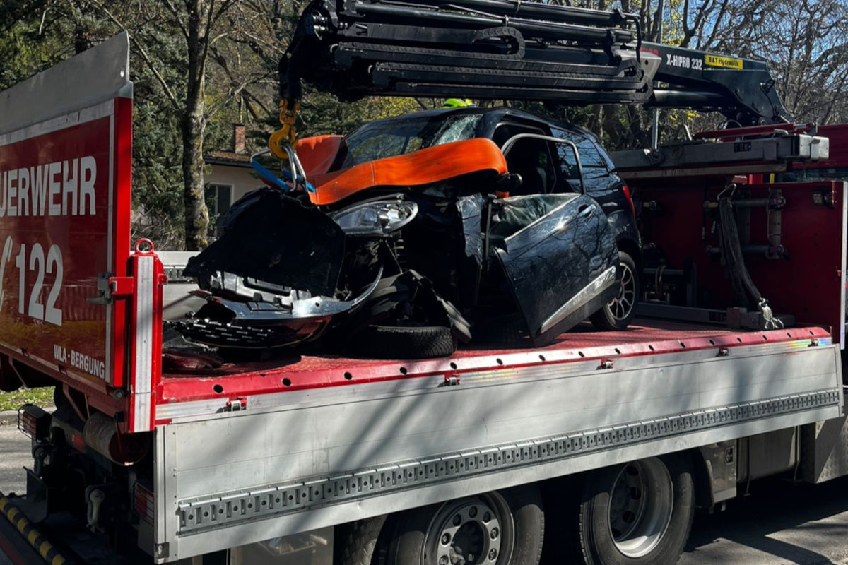 Unfall in Baden – Pkw prallt gegen Baum