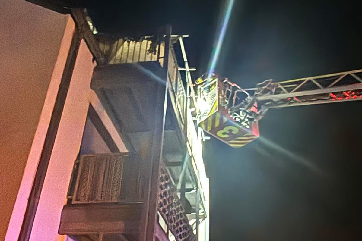 Brühl – Schwer verletzte Person bei Wohnungsbrand geborgen