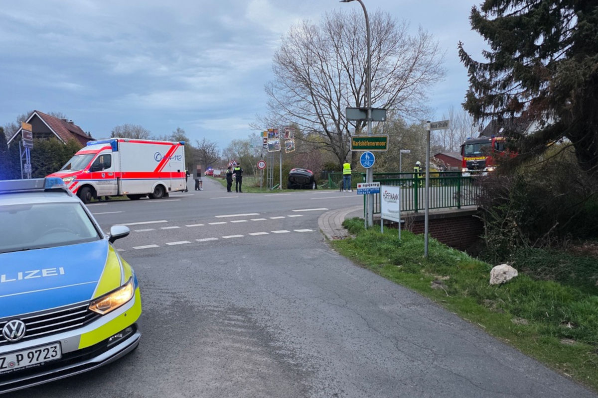 Gnarrenburg – Auto stürzt nach Unfall in Kanal