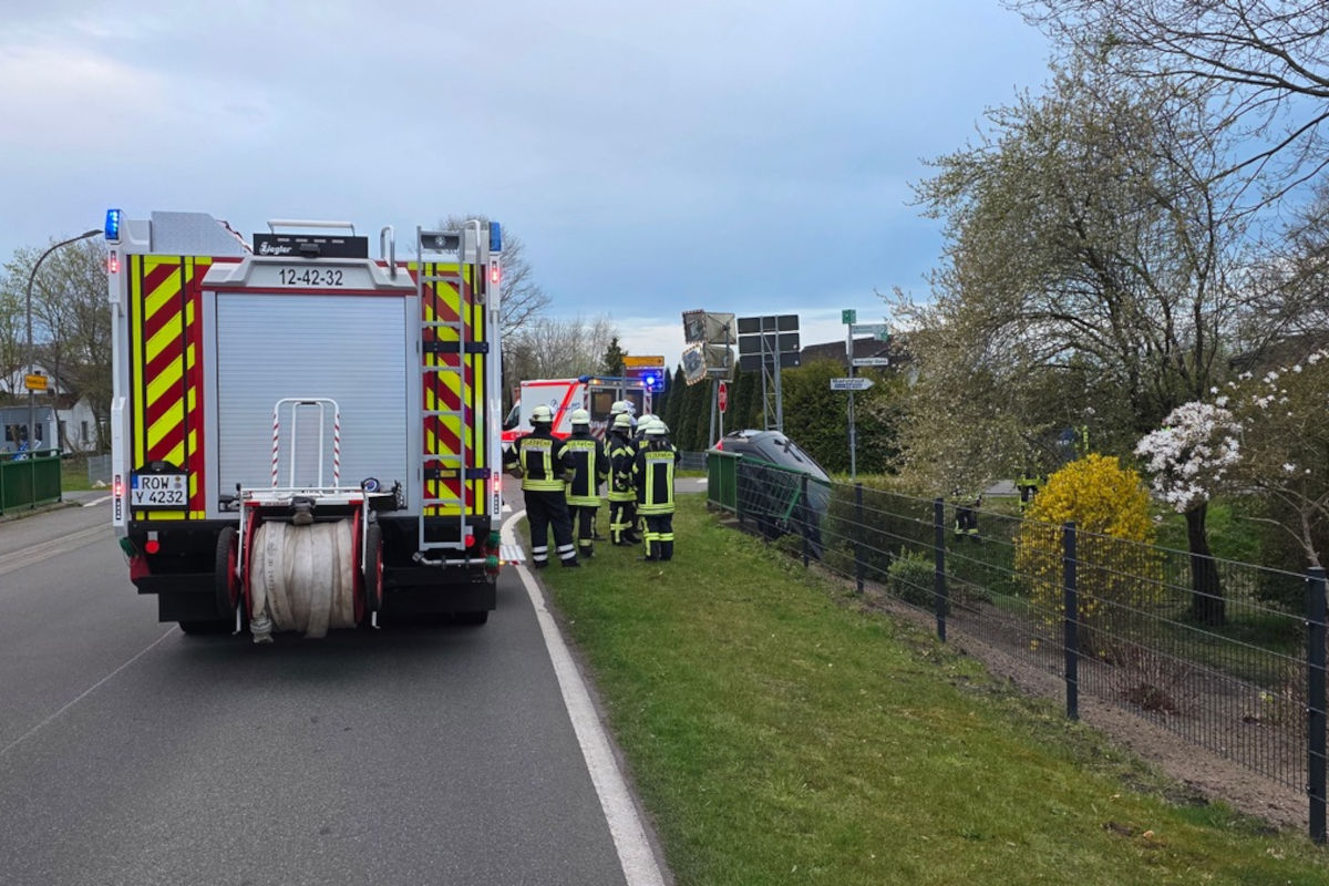 Gnarrenburg – Auto stürzt nach Unfall in Kanal